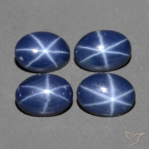 4-teiliges Set ovaler blauer Sternsaphir aus Thailand - Gewicht 3,64 ct gesamt / Durchschn. je 0,91ct, Größe 6,9 x 5,2mm, Farbe: Tiefes Marineblau, Mohs-Härte 9 Geeignet für den täglichen Gebrauch im Schmuck, Photo A