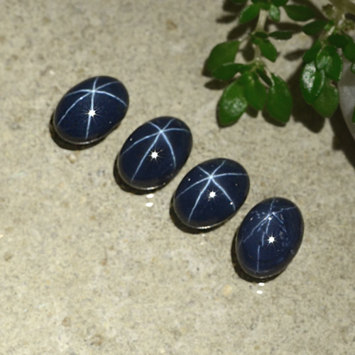 Lote de 4 piezas de Zafiro Estrella Azul Cabujón Óvalo de Tailandia - Tamaño 6,9 x 4,9mm, peso 5,4 ct en total / promedio. 1,35 ct cada uno, Color: Azul oscuro, Dureza Mohs 9 Adecuado para joyas de uso diario, Photo A