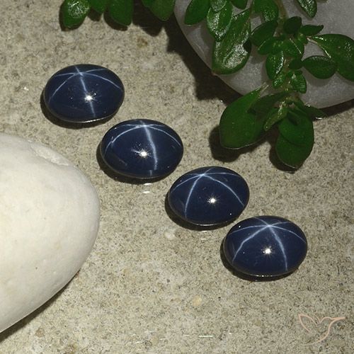 4-teiliges Sternsaphir / Set - Oval-Cabochon Schliff Blau aus Thailand - Größe 7 x 5,1mm, Gewicht 3,86 ct gesamt / Durchschn. je 0,97 ct, Farbe: Tiefes Marineblau, Mohs-Härte 9 Geeignet für den täglichen Gebrauch im Schmuck, Photo A
