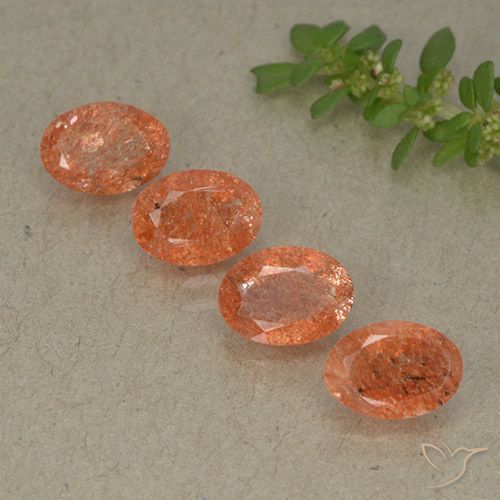 Lote de 4 piezas de India Naranja Ovalada de India - Tamaño 7 x 5,1mm, peso 2,81 ct en total / promedio. 0,7 ct cada uno, Color: Naranja pomelo, Dureza de Mohs 6 - 6.5, Photo A
