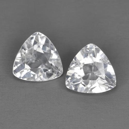 2 Stück trillionenschliff weißer Topas in der Größe 6,3 x 6,2mm, Gewicht 1,81 ct gesamt / durchschn. Je 0,91 ct, Weiß in VVS-VS Reinheit, Natürlicher Edelstein, Mohs-Härte 8 Geeignet für den täglichen Gebrauch im Schmuck , Der Goldener Stein, Photo A