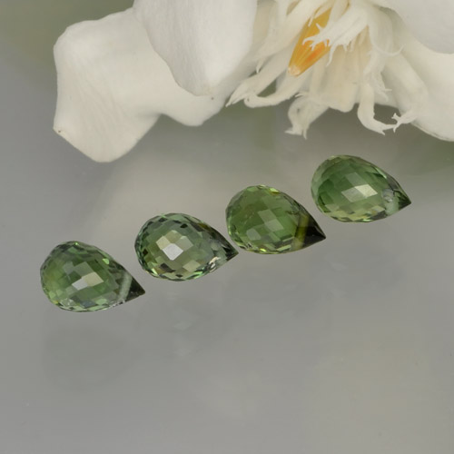 Waldgrün Turmalin Edelstein - 0.5ct Briolette mit Loch (ID: 260739)