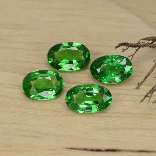 Lot de 4pcs Grenat Tsavorites Vert de Tanzanie - Poids total 1,66 ct / moyenne 0,42 ct chacune, taille 5,7 x 3,8mm, couleur : Vert forêt clair, dureté de Mohs 6.5 à 7.5 convient aux bijoux de tous les jours, pierre de sagesse, Photo A