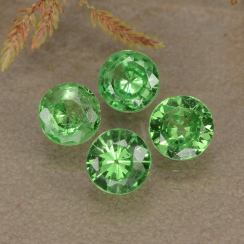 Set aus 4 Stück runder Tsavorit-Granat in grüner Farbe aus Tansania - Größe 4mm, Gewicht 1,06 ct gesamt / Durchschn. je 0,27 ct, Farbe: Hellgrün, Mohs-Härte 6,5 - 7,5 Geeignet für den täglichen Gebrauch im Schmuck, Photo A