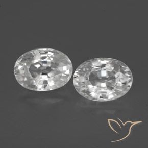 2 pezzi Zircone taglio ovale abbinati di dimensioni 7 x 5mm, peso 2,69 ct totali / media. 1,35 ct ciascuno, Bianco in purezza VVS, pietra preziosa naturale , durezza Mohs 6,5 - 7,5 adatto per gioielli da indossare ogni giorno, Mostra grande brillantezza, Photo A