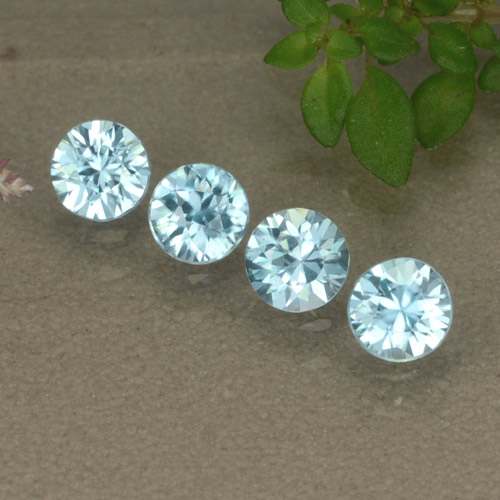 Lote de 4 piezas de Circón Celeste Circular de Camboya - Peso 1,44 ct en total / promedio. 0,36 ct cada uno, Tamaño 3,9mm, Color: Celeste, Dureza Mohs 6.5 - 7.5 Adecuado para joyas de uso diario, Exhibe gran brillo, Photo A