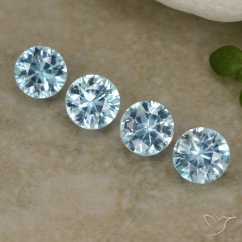 Lote de 4 piezas de Circón Azul Corte Diamante de Camboya - Tamaño 4,4mm, peso 1,86 ct en total / promedio. 0,47 ct cada uno, Color: Azul claro, Dureza Mohs 6.5 - 7.5 Adecuado para joyas de uso diario, Exhibe fuego excepcional, Photo A