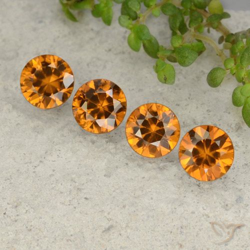 Lotto di 4 pezzi Zircone arancione taglio rotondo dalla Cambogia - dimensioni 5,9mm, peso totale 4,38 ct / media. 1,1 ct ciascuno, colore: Marrone arancio, durezza Mohs 6,5 - 7,5 adatto per gioielli da indossare ogni giorno, Esibisce un'eccellente brillantezza, Photo A
