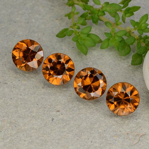 Lotto di 4 pezzi Zircone arancione taglio rotondo Zircone - Peso 4,66 ct totali / media. 1,17 ct ciascuno, misura 5,9mm, colore: Arancio brunastro intenso, durezza Mohs 6,5 - 7,5 adatto per gioielli da indossare ogni giorno, Simboleggia l'onore e la saggezza, Photo A