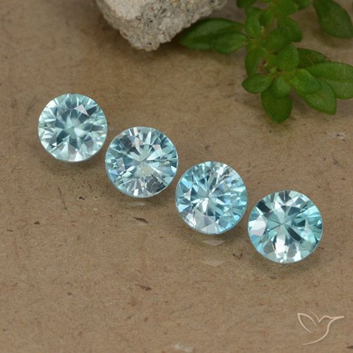 Lote de 4 piezas de Circón Azul claro Circular de Camboya - Peso 1,94 ct en total / promedio. 0,49 ct cada uno, Tamaño 4,5mm, Color: Azul claro, Dureza Mohs 6.5 - 7.5 Adecuado para joyas de uso diario, Simboliza el honor y la sabiduría, Photo A