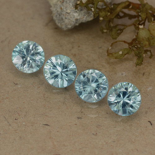 Lotto taglio rotondo di 4 pezzi Zircone blu dalla Cambogia - peso totale di 2,13 ct / media. 0,53 ct ciascuno, misura 4,5mm, colore: Azzurro acqua chiaro, durezza Mohs 6,5 - 7,5 adatto per gioielli da indossare ogni giorno, Pietra zodiacale Toro, Photo A