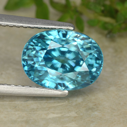 Zircon Bleu oval facet 5,03 ct du Cambodge, dimension 9,9 x 7,4mm, pierre gemme naturelle Chauffé, pureté vvs, 1 pièce Zircon de couleur Bleu intense , dureté Mohs de 6.5 à 7.5 convient aux bijoux de tous les jours, pierre de sagesse, Expose une grande brillance, Photo A