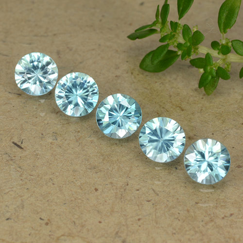 Lote de 5 piezas de Circón Azul agua oscuro Circular de Camboya - Peso 2,73 ct en total / promedio. 0,55 ct cada uno, Tamaño 4,5mm, Color: Azul agua oscuro, Dureza Mohs 6.5 - 7.5 Adecuado para joyas de uso diario, Piedra del zodiaco Tauro, Photo A