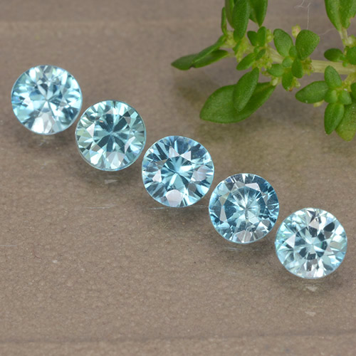 Lotto di 5 pezzi taglio rotondo blu Zircone dalla Cambogia - Peso totale 1,91 ct / avg. 0,38 ct ciascuno, dimensioni 4,1mm, colore: Bambina blu, durezza Mohs 6,5 - 7,5 adatto per gioielli da indossare ogni giorno, Mostra grande brillantezza, Photo A