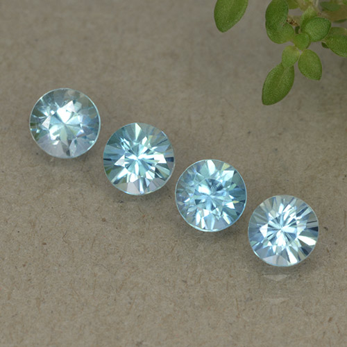 Lot de 4pcs Zircons Bleu du Cambodge - Poids total 1,59 ct / moyenne 0,4 ct chacune, taille 3,9mm, couleur : Bleu clair, dureté de Mohs 6.5 à 7.5 convient aux bijoux de tous les jours, pierre de sagesse, Expose Feu Exceptionnel, Photo A