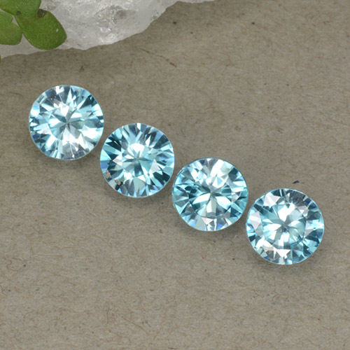 Lote de 4 piezas de Circón Azul claro Circular de Camboya - Peso 1,9 ct en total / promedio. 0,48 ct cada uno, Tamaño 4,5mm, Color: Azul claro, Dureza Mohs 6.5 - 7.5 Adecuado para joyas de uso diario, Exhibe fuego excepcional, Photo A