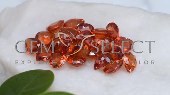 Une boîte de 4 saphirs rouge orangé taille marquise, 6 x 3 mm Une boîte de 4 saphirs rouge orangé taille marquise, 6 x 3 mm